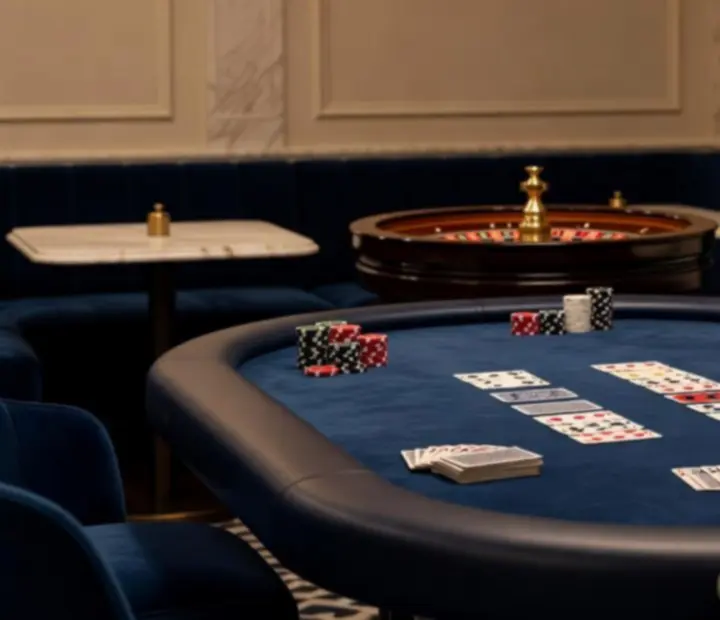 Espace casino hors ligne avec tapis bleu nuit, tables de jeux et jetons colorés