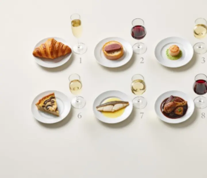 Table de restaurant avec plats français et verres de vin pour accords mets et vins